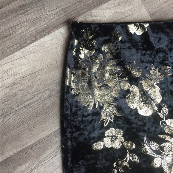 Black/Gold Velvet Skirt - Picture 5 of 5